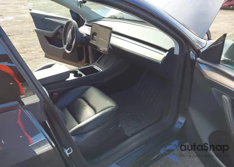 2024 Tesla Model Y Performance Dual Motor All-Wheel Drive z USA, uszkodzony, nr VIN 7SAYGDEF4RF023785